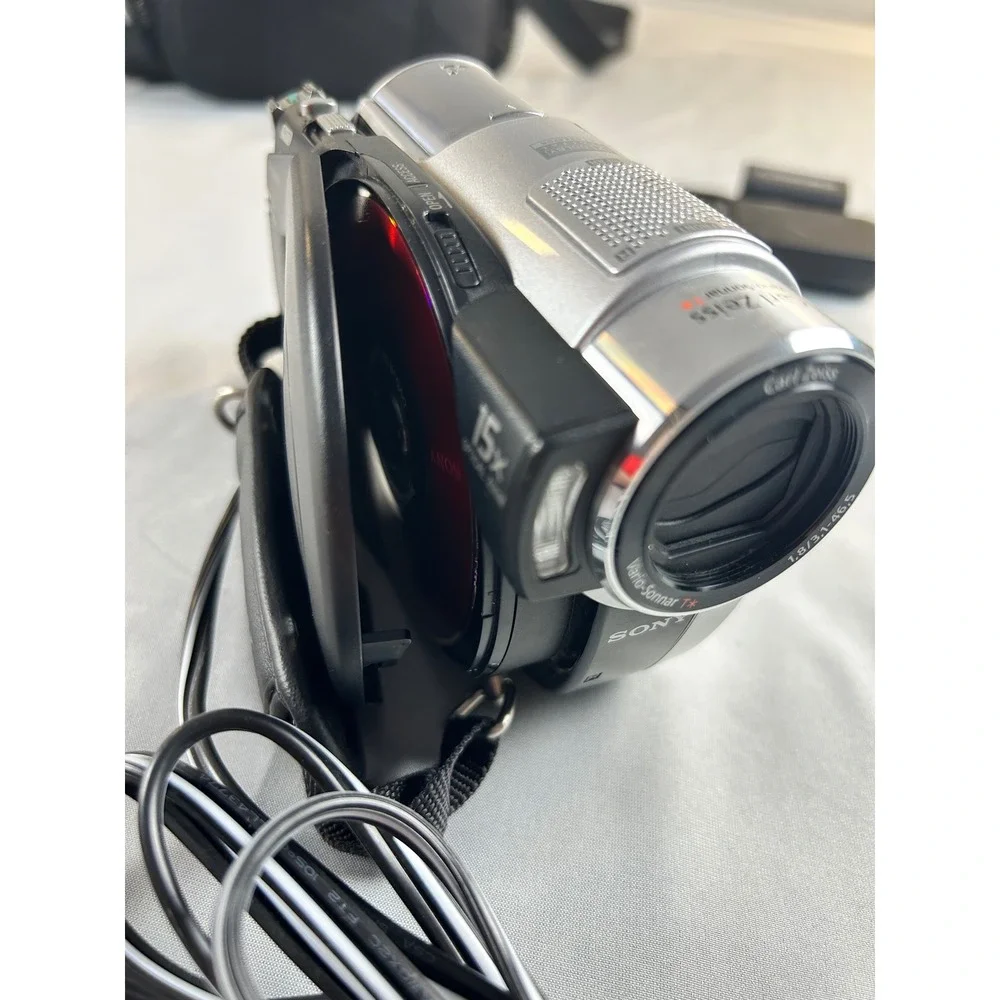 Sony Handycam DCR-DVD910 Digital Camcorder 15x Optical Zoom DVD Memory Stick